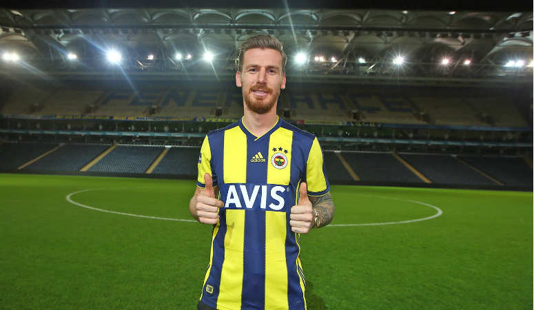 Fenerbahçe’de yeni sezonun kadro planlamaları yapılırken, farklı kararlar da alınıyor.