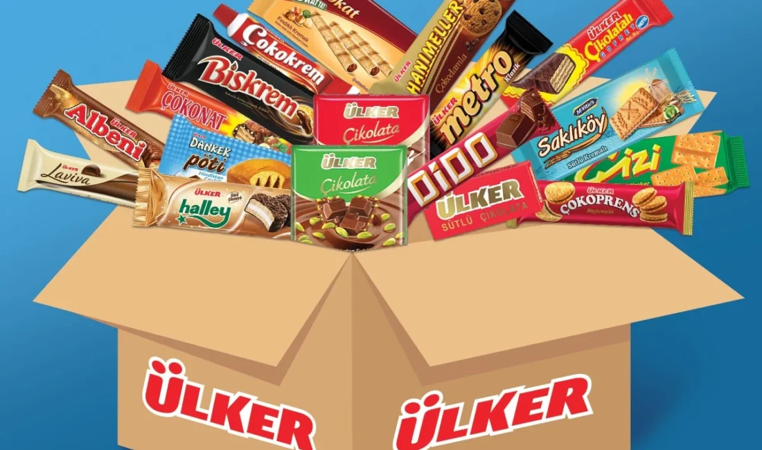 Ülker markasına ait atıştırmalıklar, çikolataların olduğu hediye paketleri ile birlikte