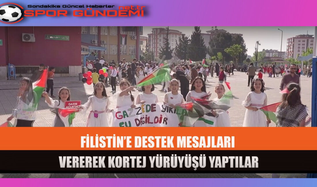 Okul bahçesinde düzenlenen etkinlik, öğrencilerin bir araya gelerek gerçekleştirdiği duygusal