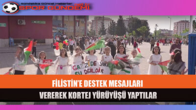 Okul bahçesinde düzenlenen etkinlik, öğrencilerin bir araya gelerek gerçekleştirdiği duygusal